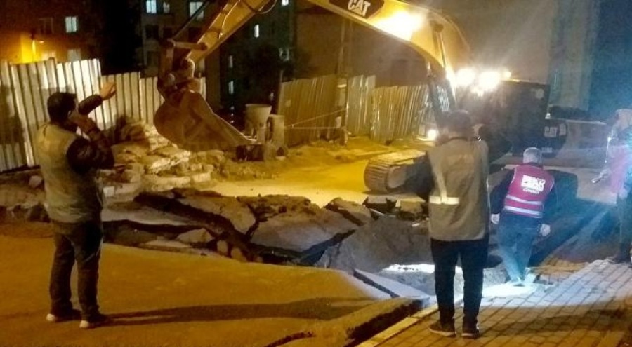 Pendik'te yolda çökme: İki bina tedbiren boşaltıldı