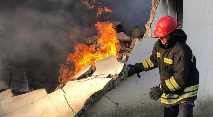 Cizre'de bir fabrika alev alev yandı