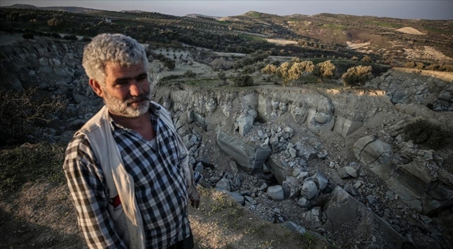 Devasa deprem yarığı oluşan zeytinliğin sahibi: Bilim adamları incelemeye geliyor