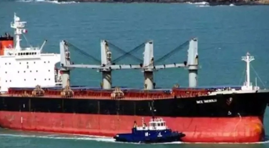 Ege'de Türk bayraklı bir yük gemisi karaya oturdu!