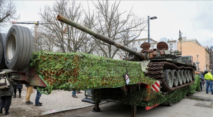 Rusya'nın Berlin Büyükelçiliğinin önüne savaşta tahrip edilen Rus tankı getirildi