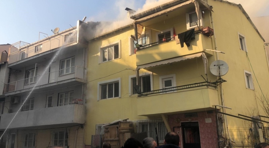Bursa'da 3 katlı binada yangın çıktı