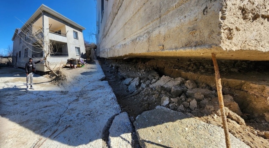 Deprem, evi 2 metre ileriye kaydırdı!