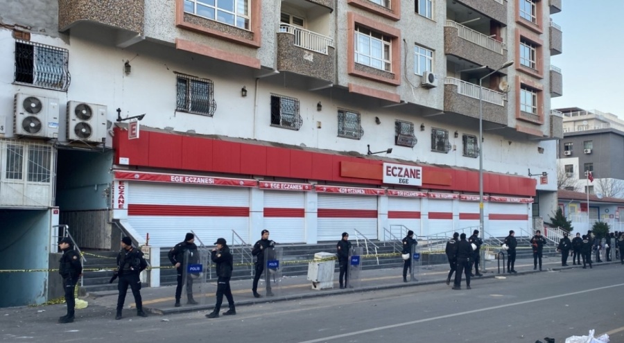 Ağır hasar raporu verilen 9 katlı Aslan Apartmanı boşaltıldı