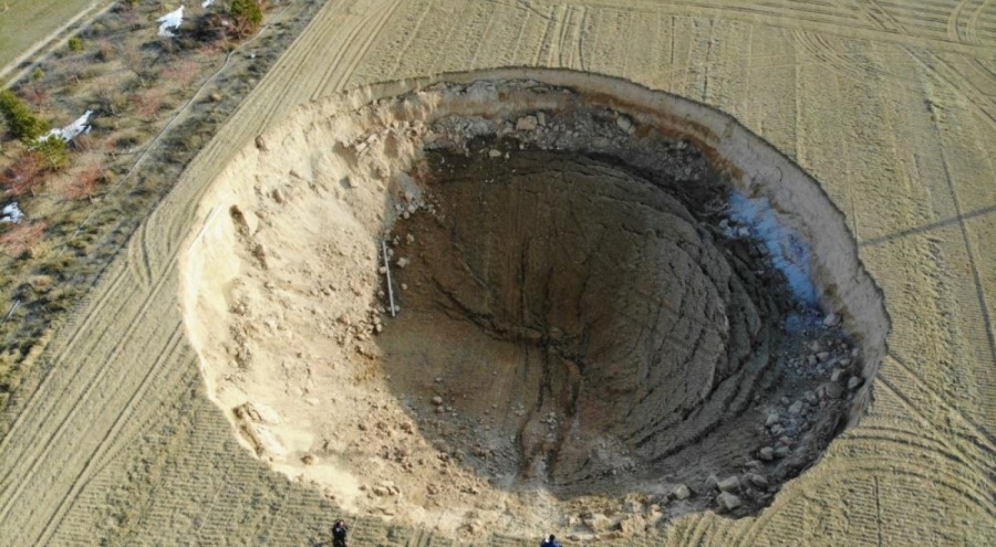 Konya'da iki fay arasında 37 metrelik obruk oluştu