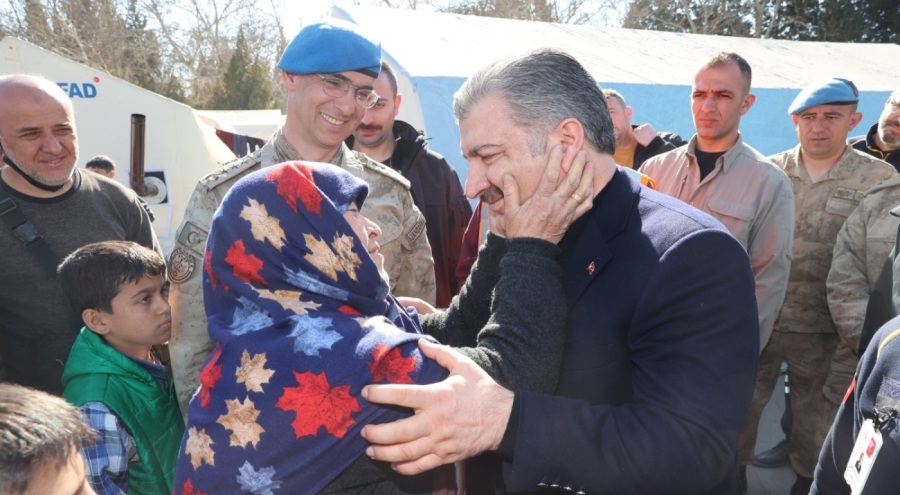 Depremzede kadın, Sağlık Bakanı Koca'nın boynuna sarılarak teşekkür etti