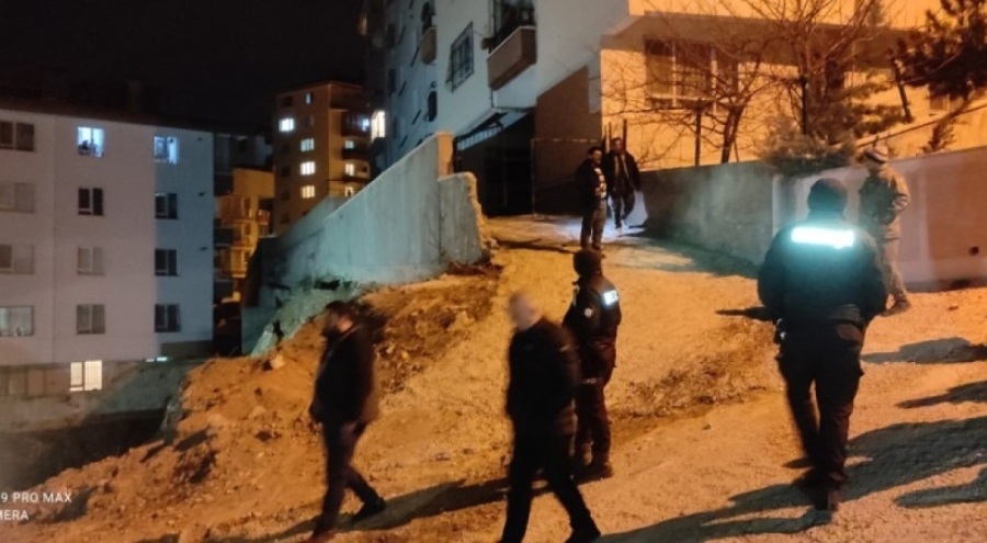 Ankara Mamak'ta istinat duvarı çöktü