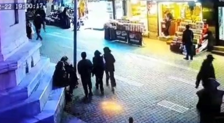 Bursa Ulucami'de namaz kılar gibi yapıp hırsızlık yaptılar