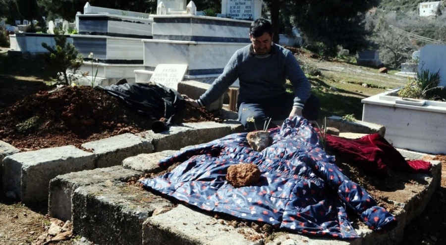Depremde kaybettiği evladının mezarına mont örttü: "Kızım çok üşürdü"