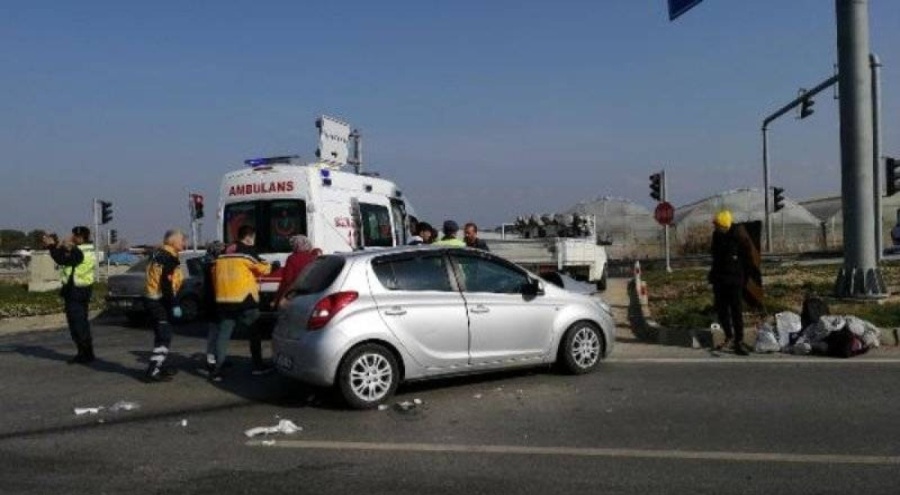 Hatay'dan gelen depremzedelerin bulunduğu otomobil, kaza yaptı: 1 ölü, 5 yaralı