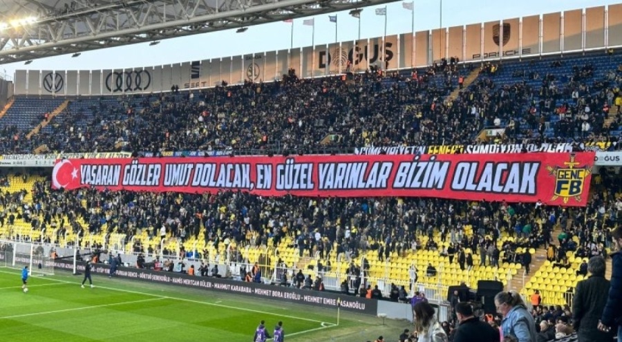 Fenerbahçe tribünlerinden "istifa" sloganı!