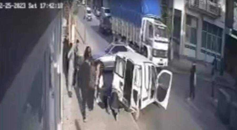 Kaza yapan ticari araç yayaların arasına daldı