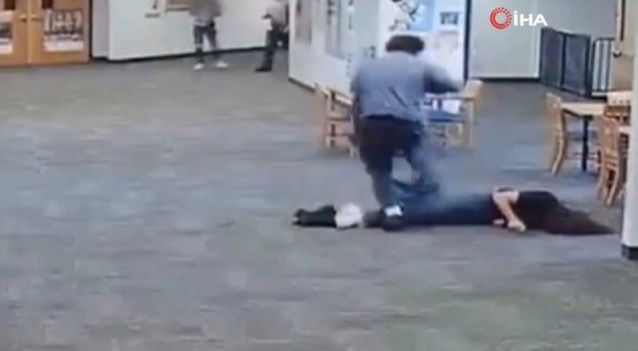 Oyun konsolunu alan öğretmenini dövdü