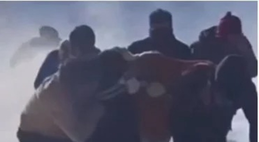 Depremde köyde mahsur kaldılar, karın üzerine ayaklarıyla 'yardım et' yazdılar