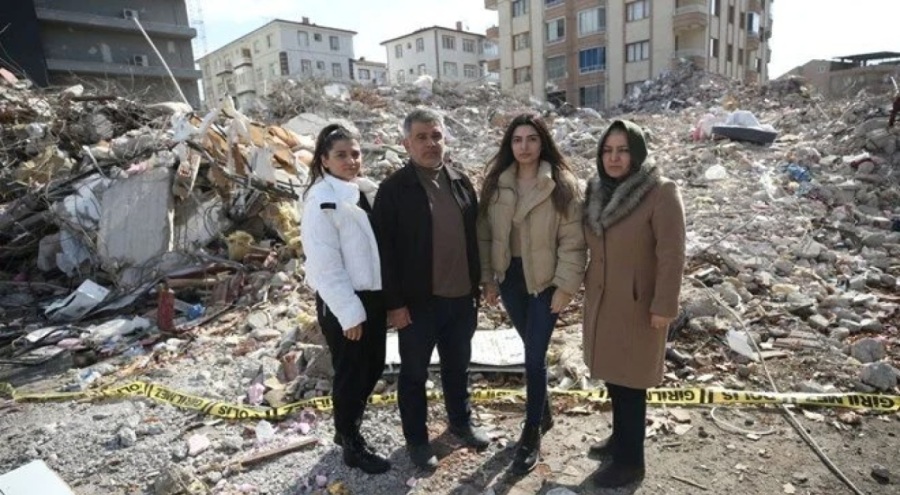 Babalarının takma dişini almak için döndükleri sırada evleri yıkıldı! Enkaz altında kalmaktan son anda kurtuldular