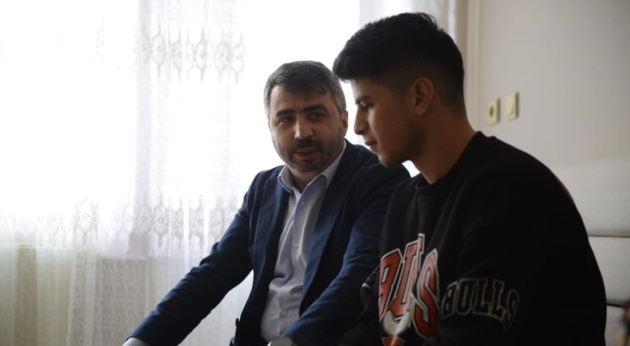 Bursa Yıldırım Belediye Başkanı depremzedeleri ziyaret etti