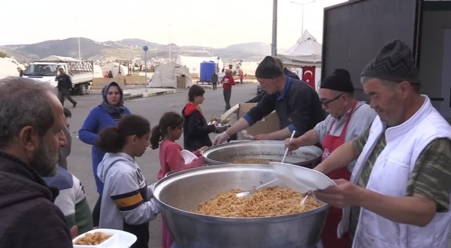 Bursa'dan Hatay'a giden ekipler 3 bin kişilik yemek pişiriyor