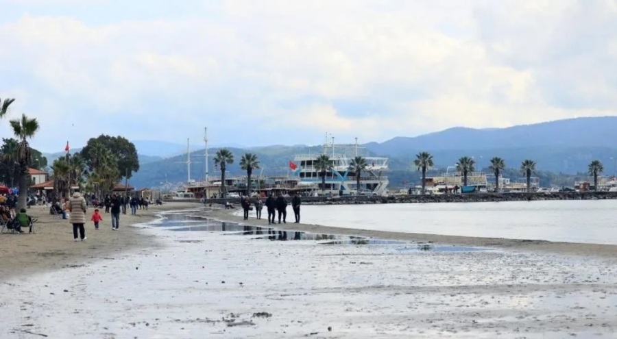 Akyaka sahili 15 metre çekildi