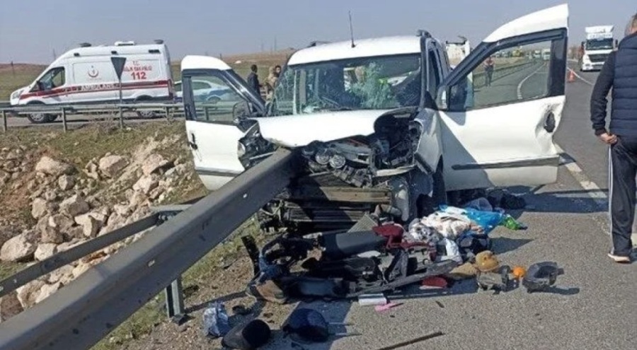 Kamyonet bariyere girdi: 2 ölü