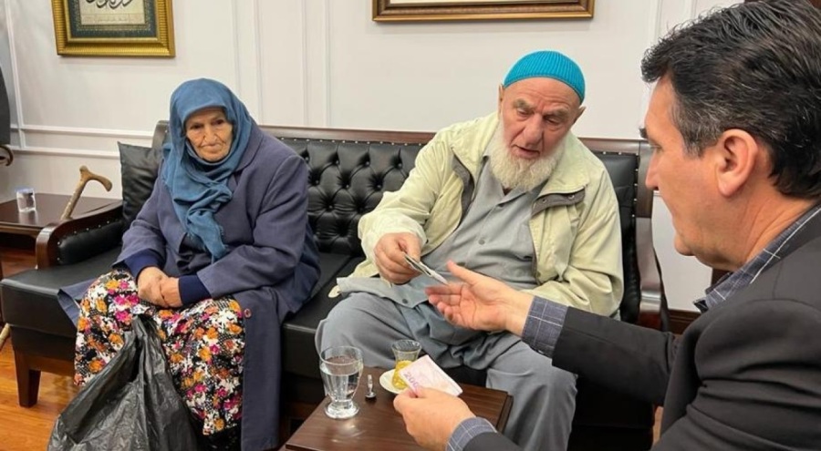 Bursalı çiftten depremzedelere kışlık kıyafet yardımı