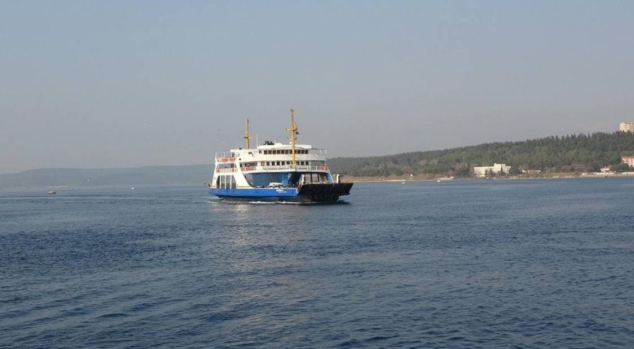 Çanakkale'de feribot seferlerine 'fırtına' engeli