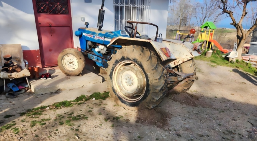 Yaşlı adamın üzerinden traktör geçti