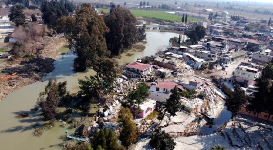 Hatay'da etrafı çöken bazı evler sürüklendi