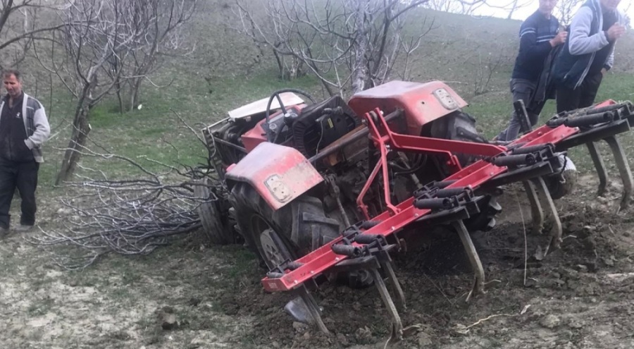 Kontrolden çıkan traktör devrildi, sürücü hayatını kaybetti