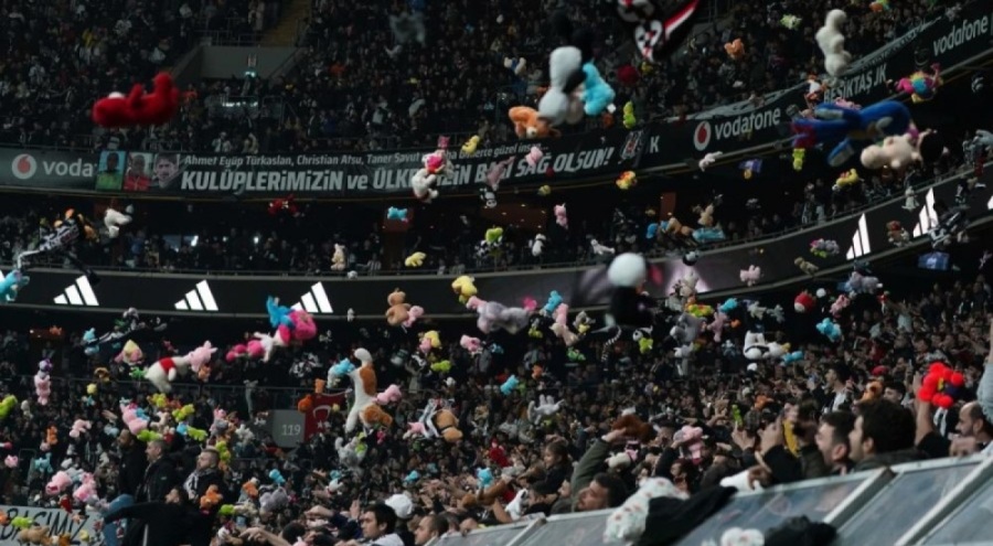 Beşiktaş tribünlerinden depremzede çocuklara oyuncak