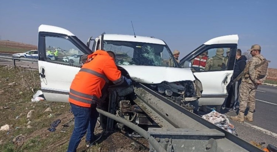 Mardin'de kaza! Bariyerlere ok gibi saplandı