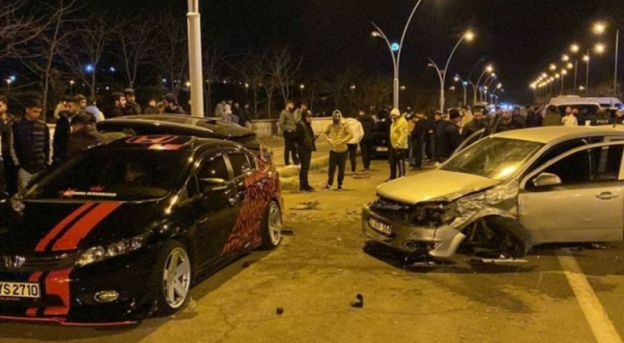 Diyarbakır'da yarışan iki otomobil kaza yaptı