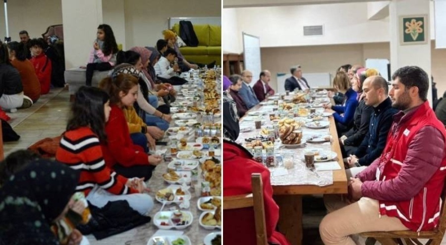 Depremzedelere moral kahvaltısında protokol masada; depremzedeler yerde oturdu!