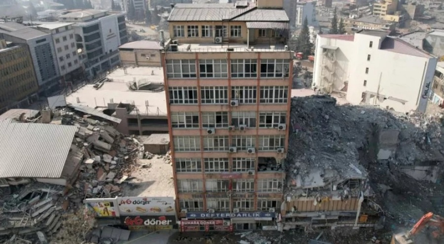 52 yıl önce yapılan çürük raporlu bina depreme  dayandı!