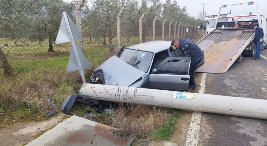 Bursa'da kontrolden çıkan otomobil elektrik direğine çarptı!