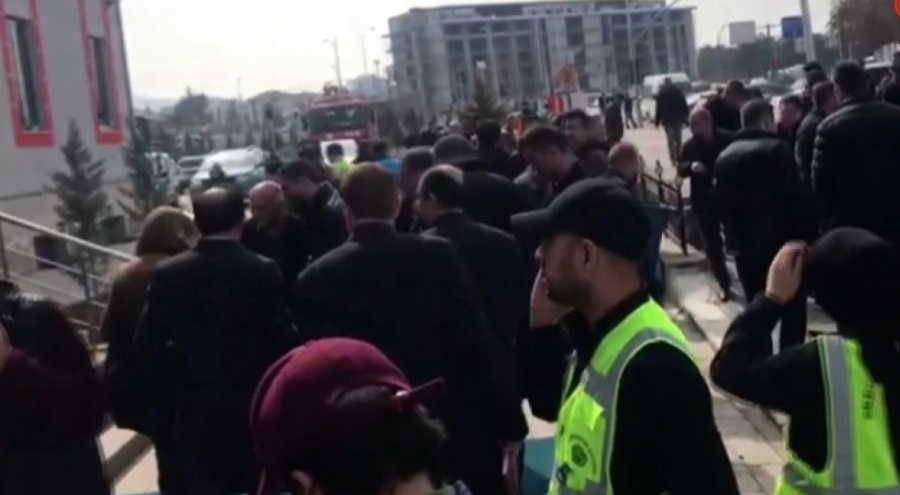 Malatya'da meydana gelen deprem hasarlı binaları yıktı