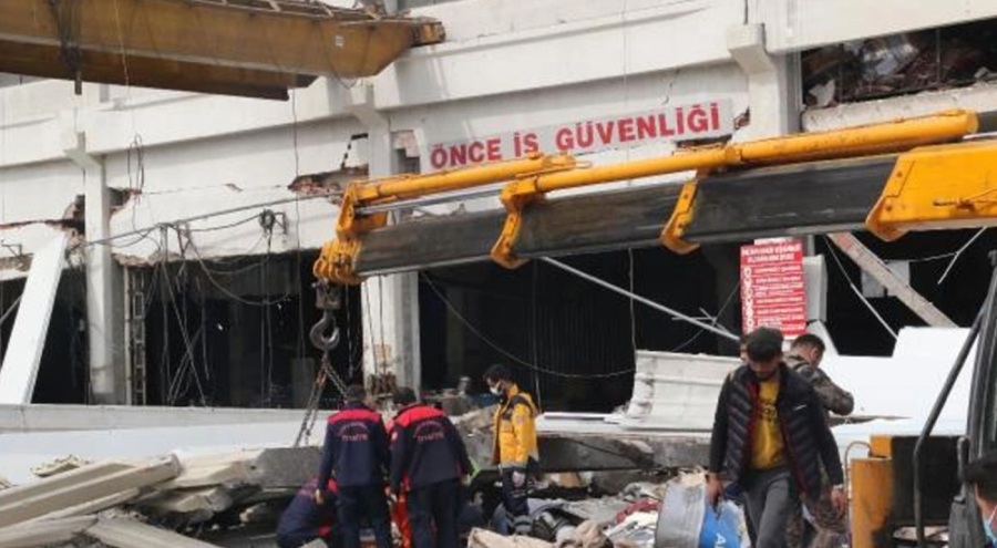 Depremde hasar gören fabrika çöktü: Ölü ve yaralılar var