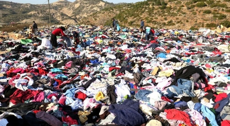 Depremzedelere giden kıyafetleri yol kenarına attılar