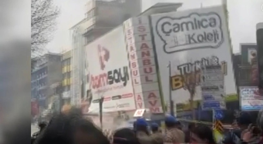 Malatya'da 5.6'lık depremde bir bina tuzla buz oldu, her yeri toz bulutu kapladı!