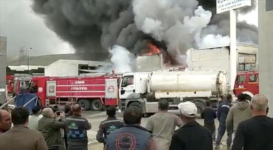 Aliağa'da atık geri kazanım tesisinde yangın çıktı!