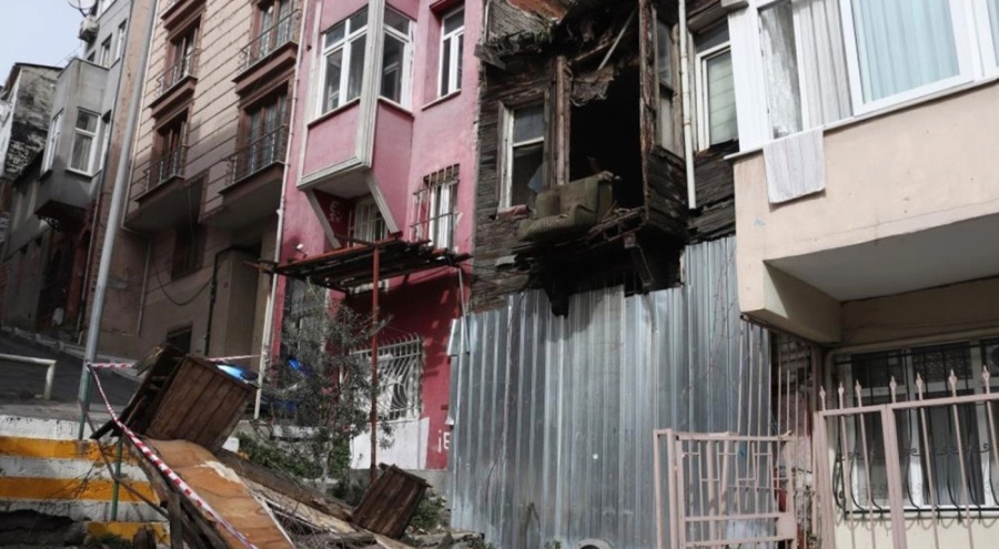 Şişli'de 2 katlı bina çöktü: Şans eseri can kaybı yaşanmadı