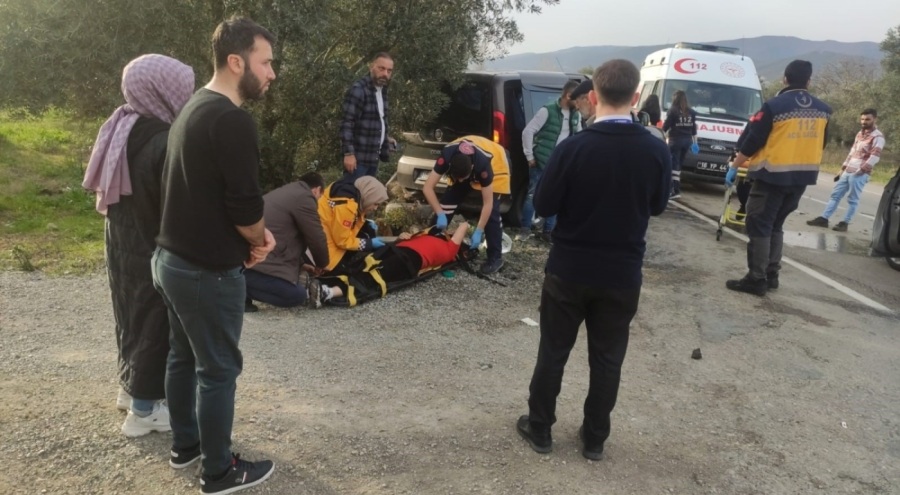 Bursa'da içinde depremzedelerin olduğu araç kaza yaptı! Yaralılar var