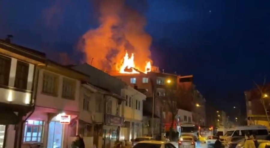 Bursa'da yangın! Çatı katı kısa sürede alevlere teslim oldu