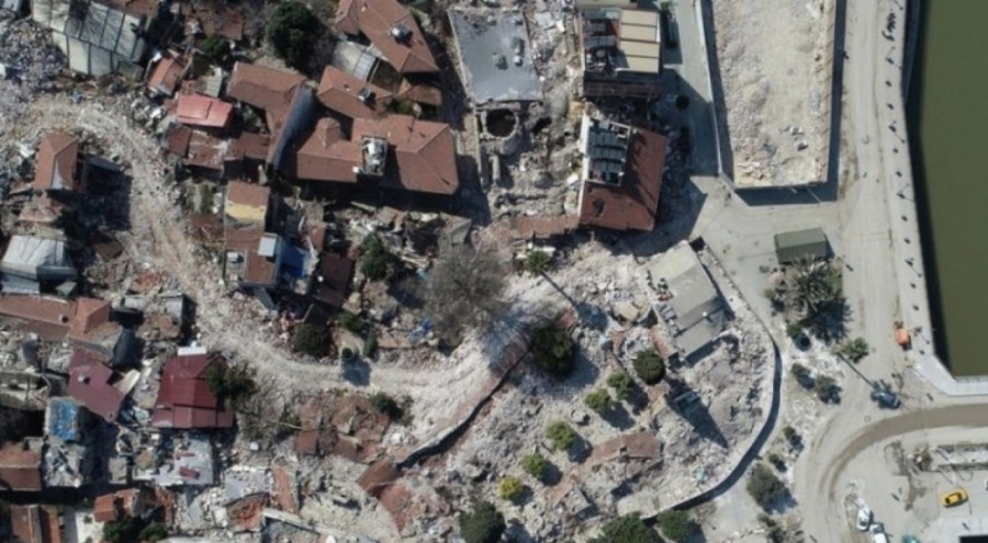 Hatay'da hayatını kaybeden vatandaşların kimlik tespiti  Hatay Adli Tıp Kurumu yanındaki konteynerda yapılacak