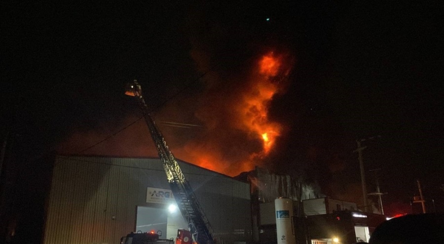 Kocaeli'de fabrikada yangın çıktı