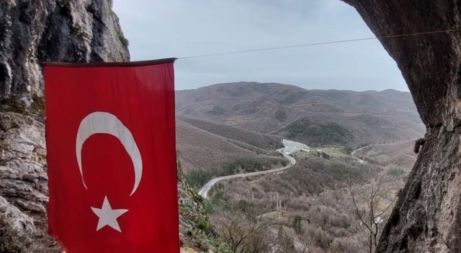 Bursa'da kimsenin çıkamadığı Şahinkaya Mağarası'nda Türk bayrağı dalgalandı