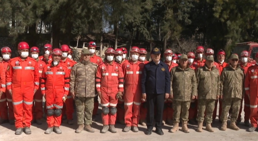 Milli Savunma Bakanı Hulusi Akar'dan 326 kişiyi kurtaran Mehmetçiğe tebrik ziyareti