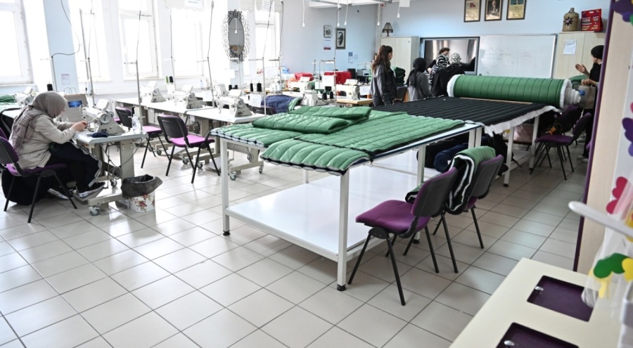 Bursalı gençlerden depremzedeler için uyku tulumu