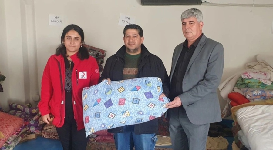 Depremzedeye verilen yastığın içinden altın çıktı!