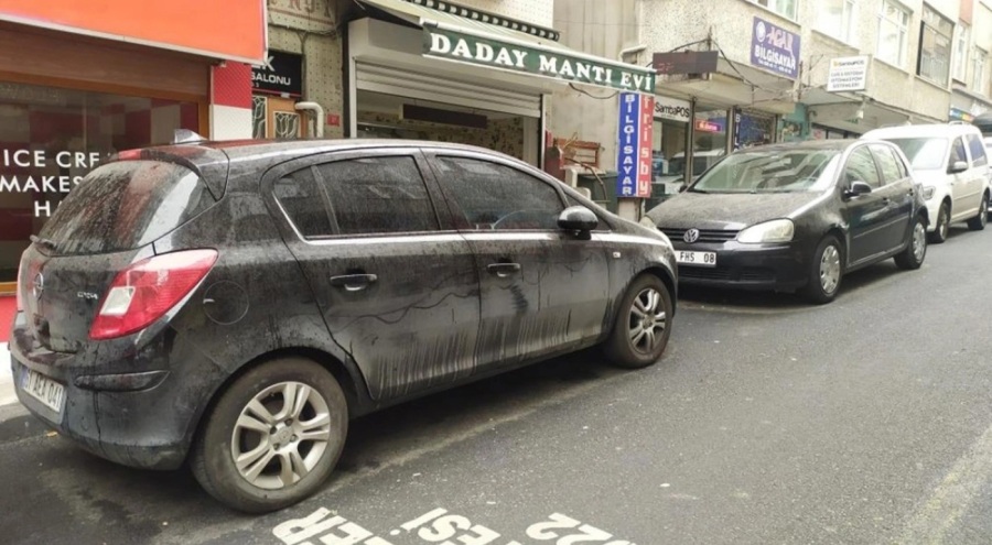 İstanbul'da yağmurla birlikte çamur yağdı!