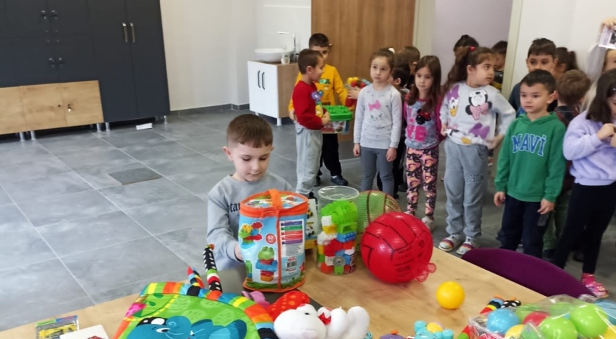 Bursa Harmancık'ta öğrencilerin harçlıklarıyla aldığı oyuncaklar afetzede çocuklara gönderilecek